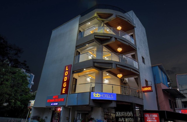 Fabhotel Keshava executive - Nr Mahadji Shinde chhatri