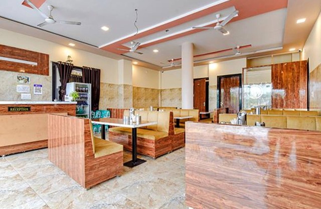 Fabhotel Lali Palace