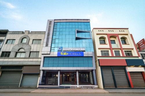 FabHotel Pleasure Inn - Near DB Mall