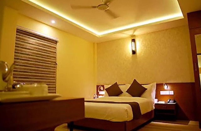 Fabhotel Prime D Chandlier