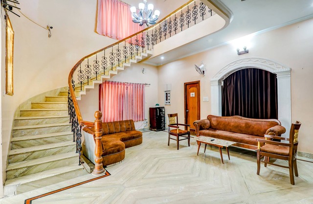 Fabhotel Raka Inn