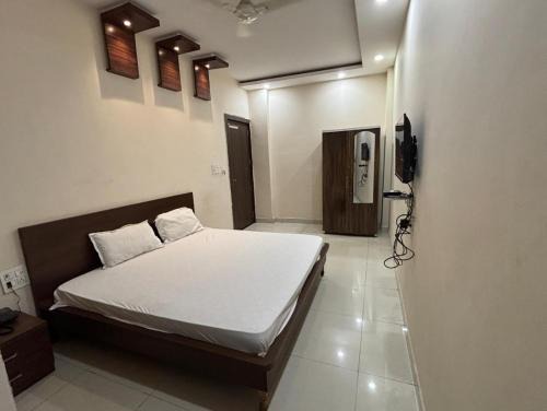 FabHotel Royal Lagoon - Near railway station gate number 1