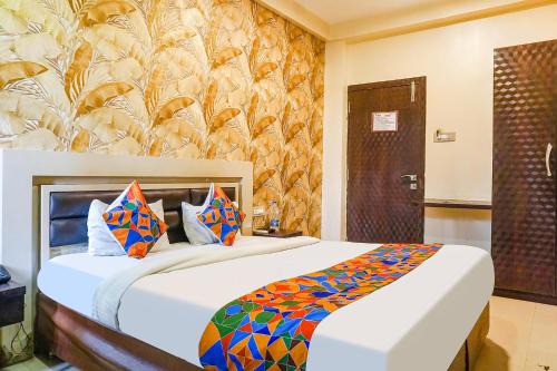 FabHotel Shades of Royal