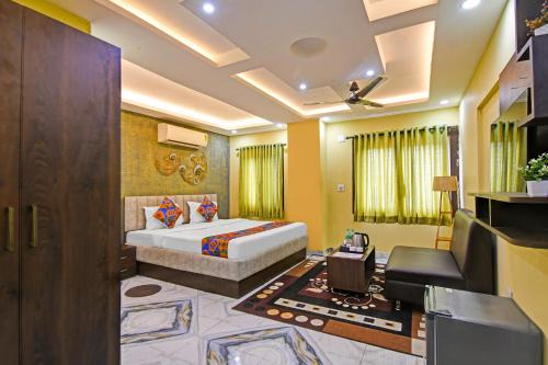 FabHotel The Crown - Near Star Mall