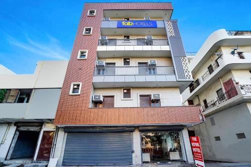 FabHotel The Royal - Near Greater Kailash Metro