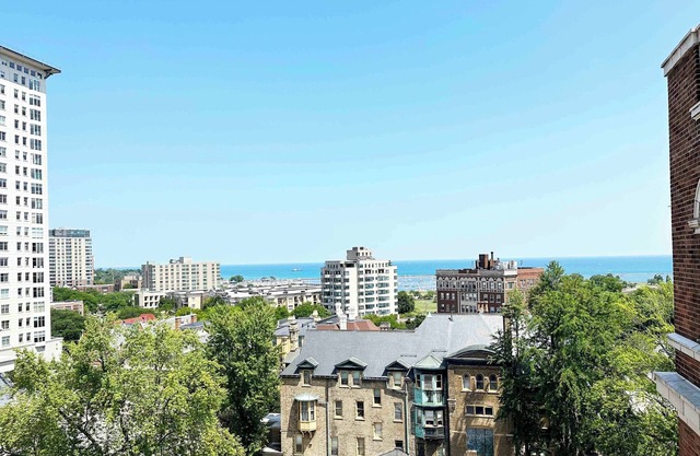 Fabulous 1-bedroom with elevator, fitness, onsite...WiFi... in vibrant Milwaukee