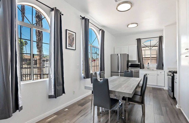 Fabulous 3-bedroom 2-bath unit centrally located near Universal/Hollywood for 6+