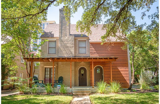Fabulous 4 BR w/Fire Pit & Hot Tub Near Downtown
