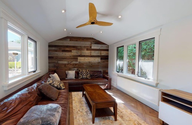 Fabulous 4300 Sq Ft 5 Bed + Den