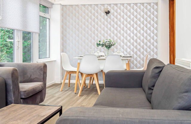 5 bedroom Modern Home in Guilford - Sleeps 9