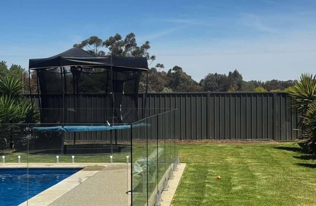 Fabulous 5-bedroom house with Pool in Bundalong