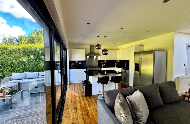 Zarza House Art Deco home, 4 double bedrooms, garden, free parking n wifi.