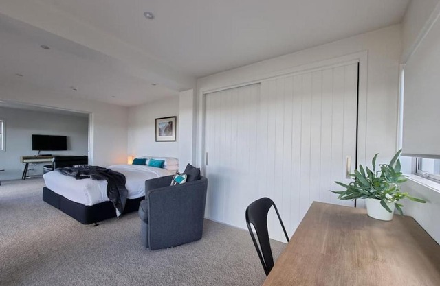 Fabulous Castor Bay 1 Bedroom With Views and SkyTV