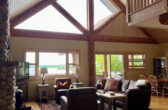 Fabulous cottage suite, spectacular Stoney Lake view!