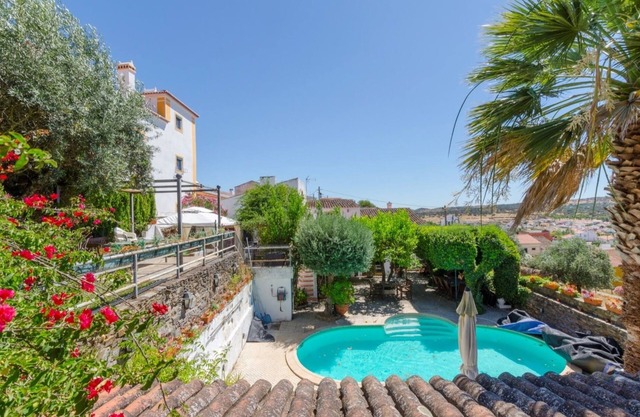 Fabulous country house with pool set in historical town