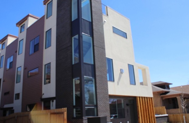 Fabulosa nueva casa moderna de la ciudad! Justo en el corazón de Denver con patio en la azotea.