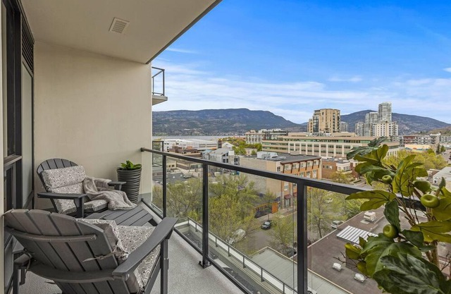 Fabulous downtown condo walk to beach and cultural district.