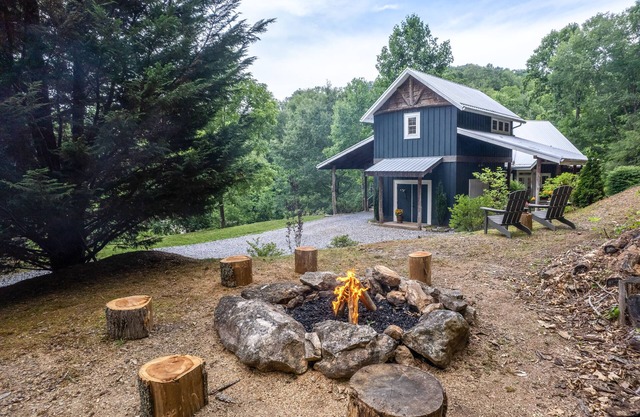 Fabulous escape with firepit, stylish interior & central AC - near hiking