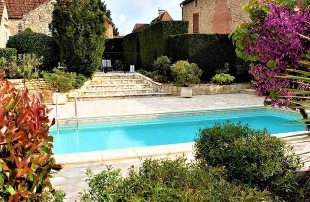 Fabulous two bedroomed, two bathroom cottage high quality, elegant accommodation