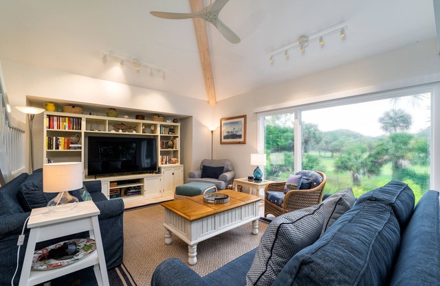 Fabulous Pet Friendly Home! Vistas Laguna / Golf! Paseo a la playa / Piscinas / Golf / comedor!