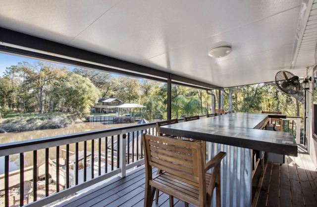 Fabulous Home on the Black Creek, firepit, water access, great views, outdoor bar, pool table, darts