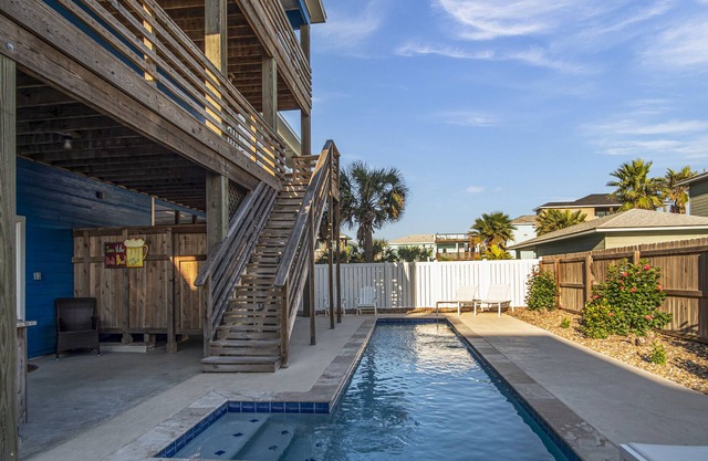 Fabulous Home, Private Pool, Walk to Beach!