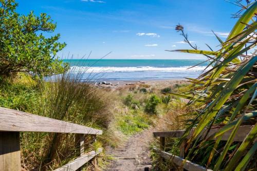 Fabulous In Fitzroy - seconds to Fitzroy Beach