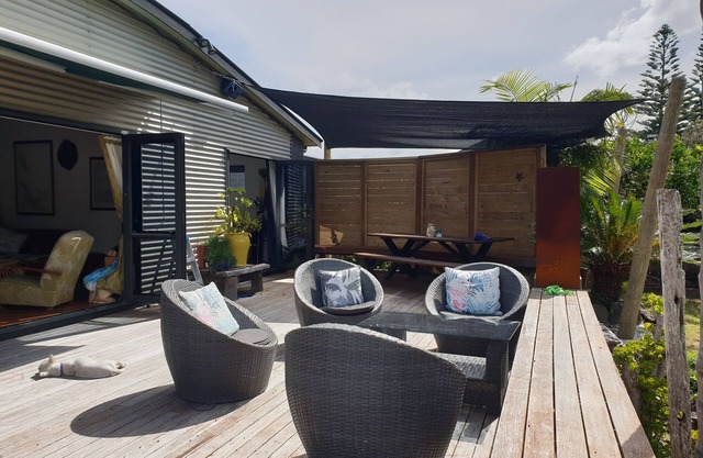 Fabulous kiwi bach 2min walk from beach