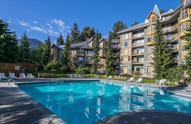 Fabulous Mountain View Studio with pool & hottub
