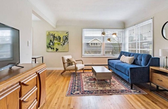 Fabulous One Bedroom Apt - One Block from Division