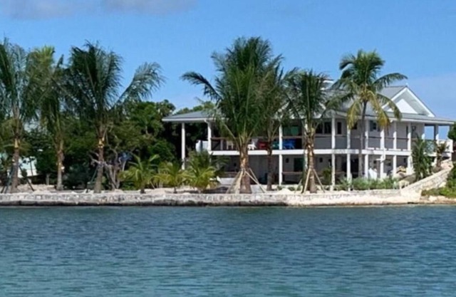 FABULOSO "MAR DE ABACO" VISTA CON BARCO DE MUELLE