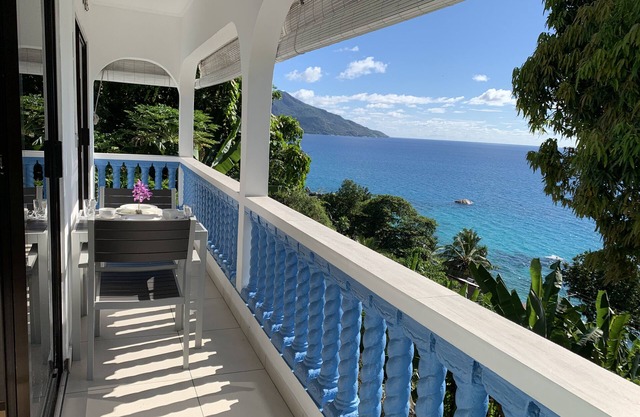 Fabulous Sea View Upper Floor Private Apartment 2 minutes walk to the beach