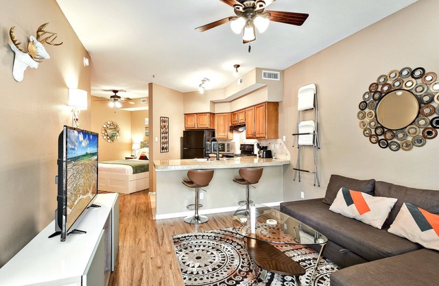 Fabuloso, sabroso y totalmente amueblado condominio en Lake Travis Island Villa !!!