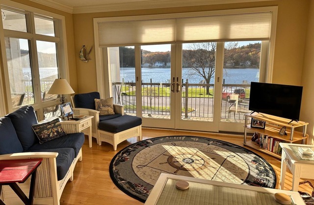 Fabulosa de dos dormitorios condominio en el corazón del centro de Pentwater, Michigan