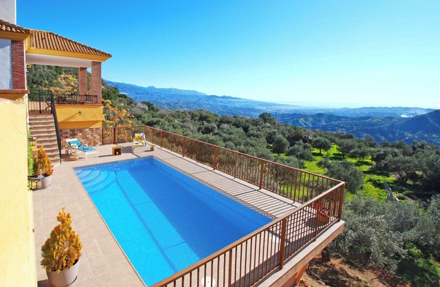 Fabulous villa, airco, pool, WIFI. Walking distance to village. Amazing views.