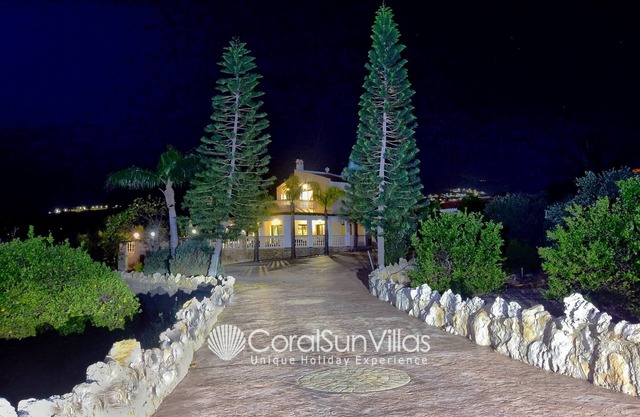 Fabulous Villa In Coral Bay Near Beach, Amenities