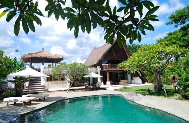 Fabulosa villa en la playa con una gran piscina, jardín tropical y personal