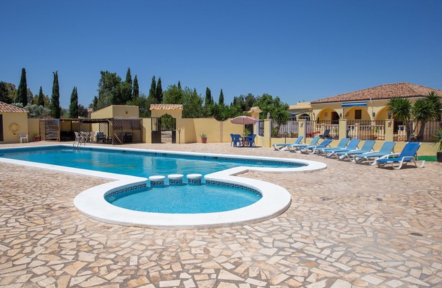 Fabulosa villa con gran piscina privada, cancha de tenis y sala de juegos, gran jardín
