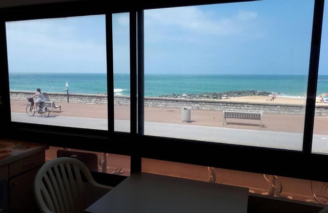 FACE à LA PLAGE CENTRALE POUR CET AGRÉABLE T2