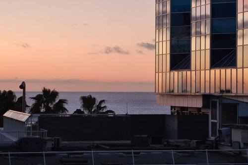 Face mer et plages appartement avec terrasse.