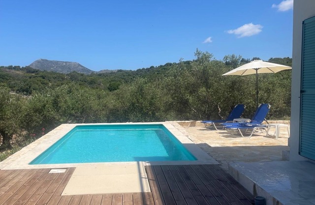 Facing the sea, in a peaceful setting, private pool in an olive grove