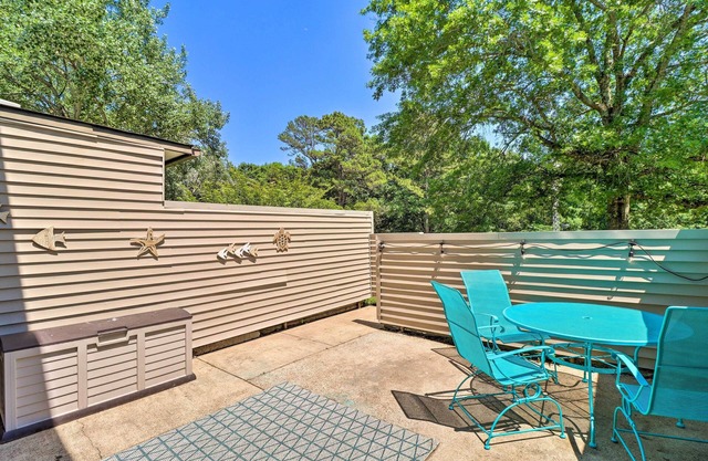 Fairfield Bay Condo w/ Patio < 5 Mi to Lake!