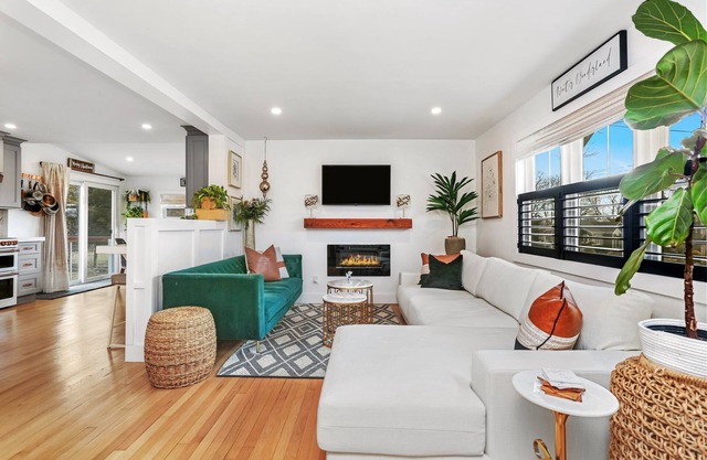 Fairfield Downtown Impeccable! Wifi, Open, Cheery, AC, Patio, Deck, 3 Beds!