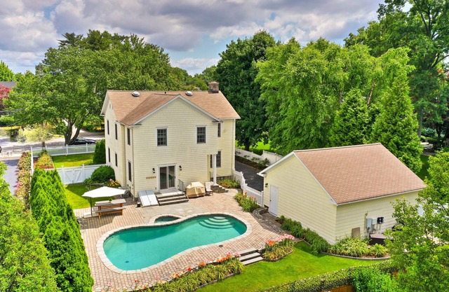 Fairfield Historic Street. Private Heated Pool. Walk to Town Restaurants & Beach