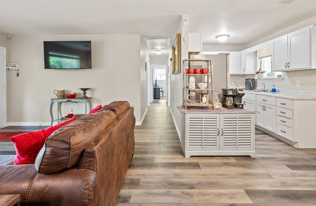 Fairhope Fav! Huge Yard + Patio, Fire Pit, Free Streaming + Wifi, 40min to Beach