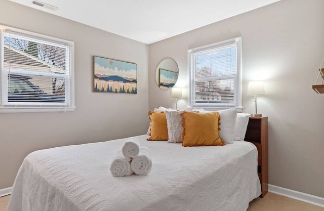 Fairmont · ★Pet Friendly★Large Fenced Backyard★Covered Patio