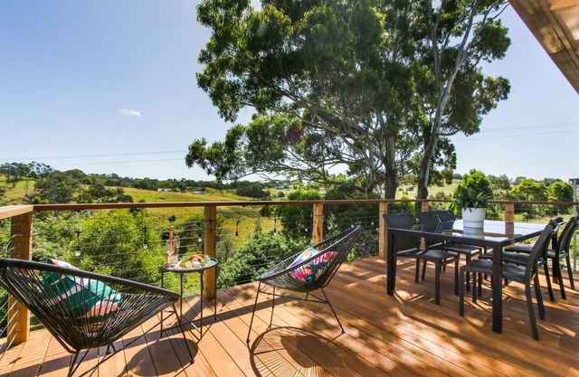 Fairview Lakeside Cottage with Amazing Views