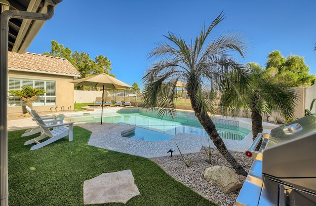 Fairway home, Sleeps 8, heated pool, putting green & music room