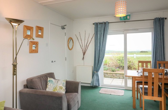 FAIRWAY LODGE, country holiday cottage in Bigbury-On-Sea