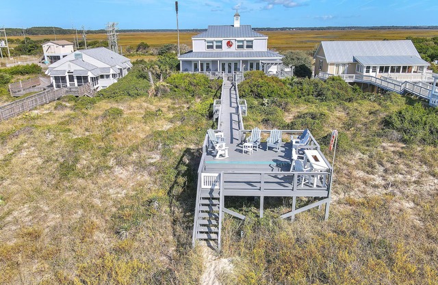 Fairwinds: Invitando a la casa frente al mar, construida para entretener tanto en el interior como en el exterior